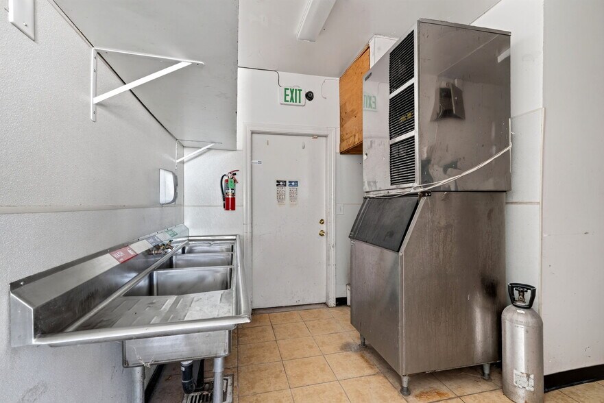 More Photos Of 6130 N State St, Ukiah Convenience Store For Lease