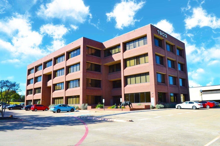 More Photos Of 1903 Central Dr, Bedford Office For Lease