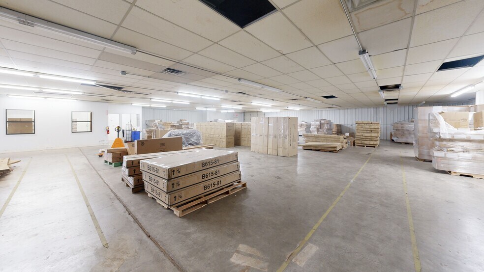 More Photos Of 555 N 13th St, Rogers Warehouse For Lease