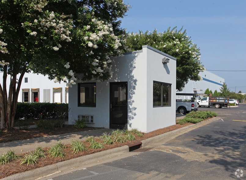 More Photos Of 2301 Nevada Blvd, Charlotte Warehouse For Lease