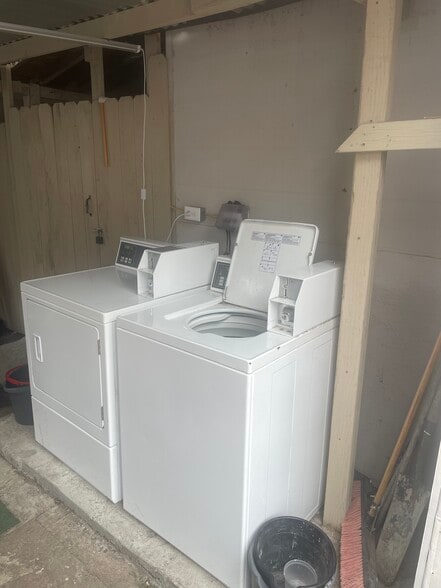 More Photos Of 405 W Jackson St, El Campo Hotel For Sale