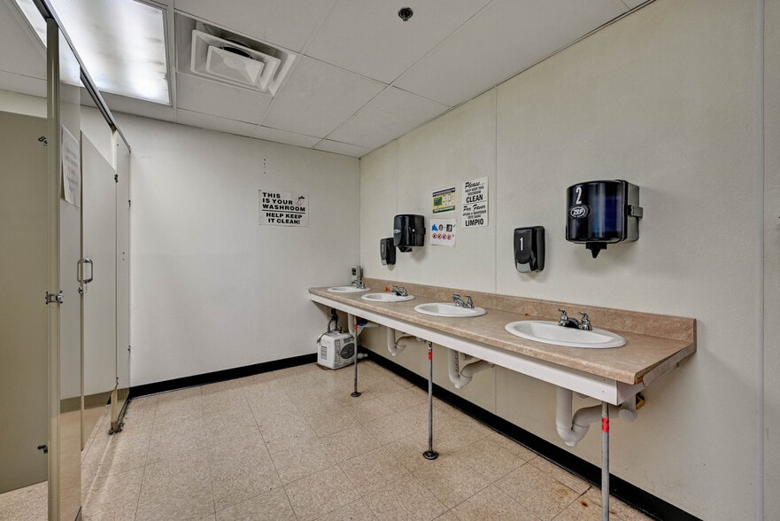 More Photos Of 100 Chamber Plz, Charleroi Supermarket For Lease