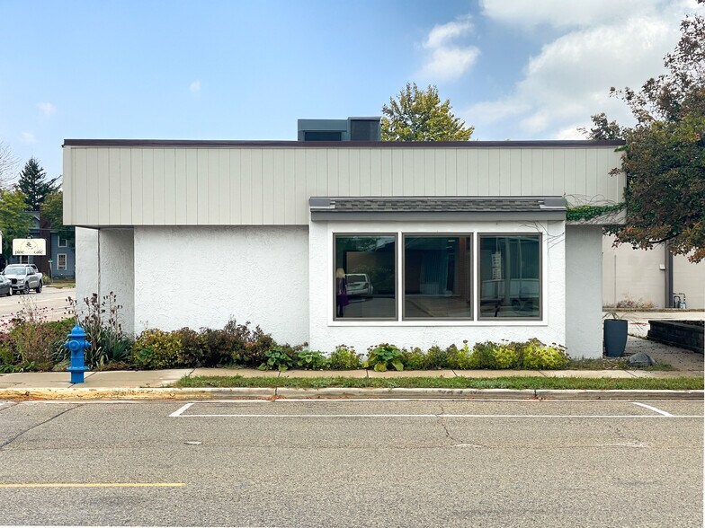 More Photos Of 108 N Pine St, Burlington Office For Sale