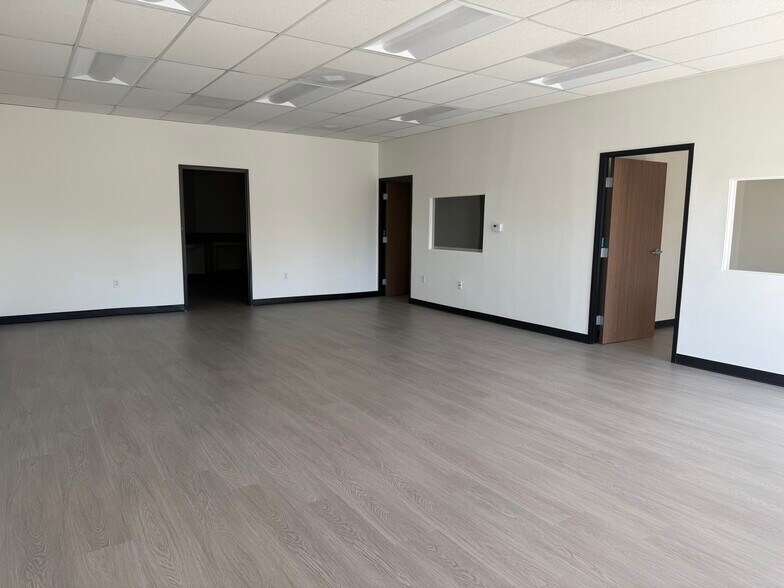 More Photos Of 8841-8863 Canoga Ave, Canoga Park Flex For Lease