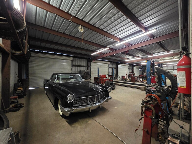 More Photos Of 1440 Gulfway Dr, Winnie Showroom For Sale