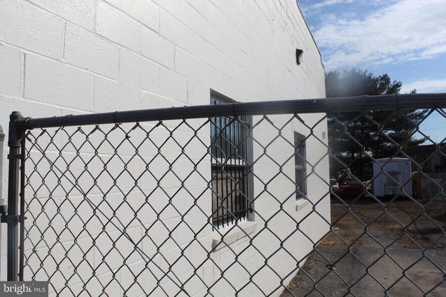 More Photos Of 706 N East St, Frederick Auto Repair For Lease