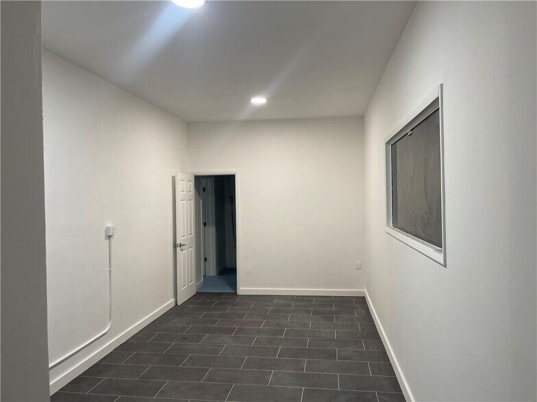 More Photos Of 665 W Prospect Rd, Oakland Park Showroom For Lease