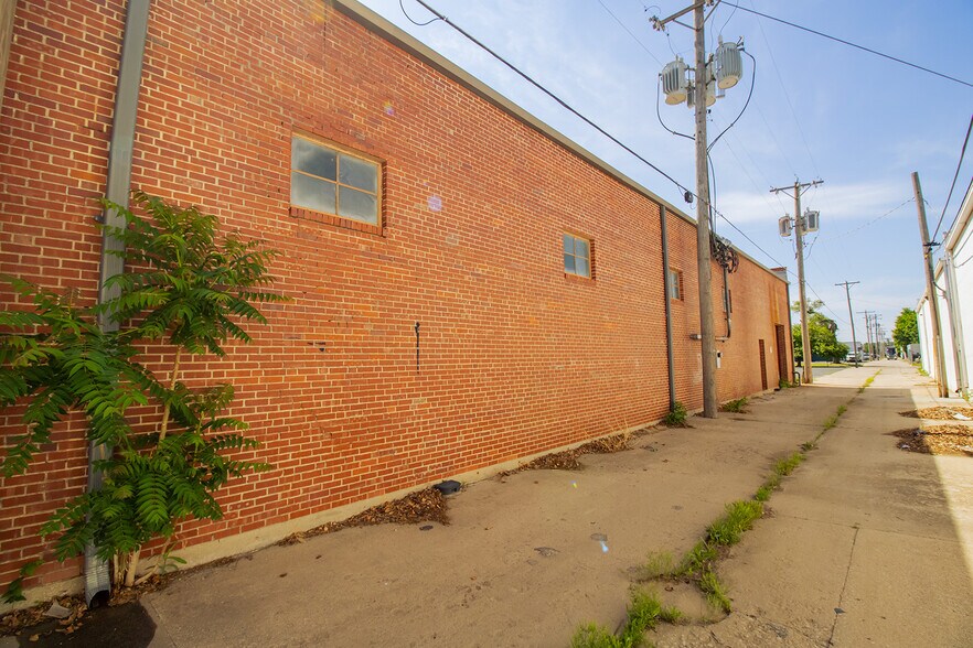 More Photos Of 141 S. Ellis, Wichita Warehouse For Lease
