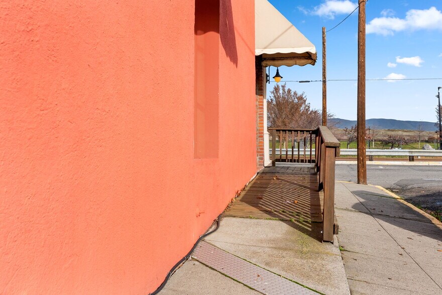 More Photos Of 205 Court St, The Dalles Restaurant For Sale