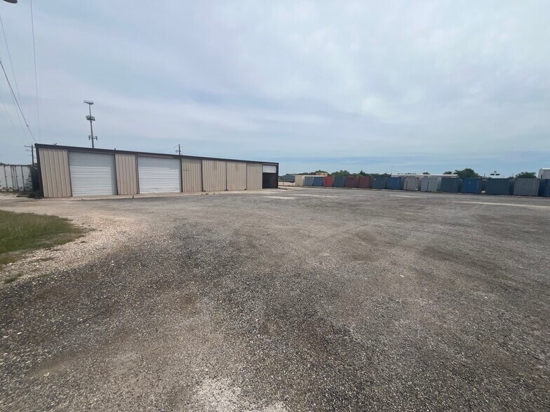 More Photos Of 601 N Access Rd, Tye Warehouse For Lease