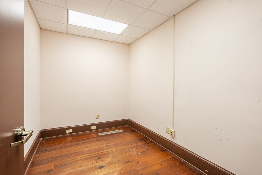 More Photos Of 26 E Bryan St, Savannah Office For Sale