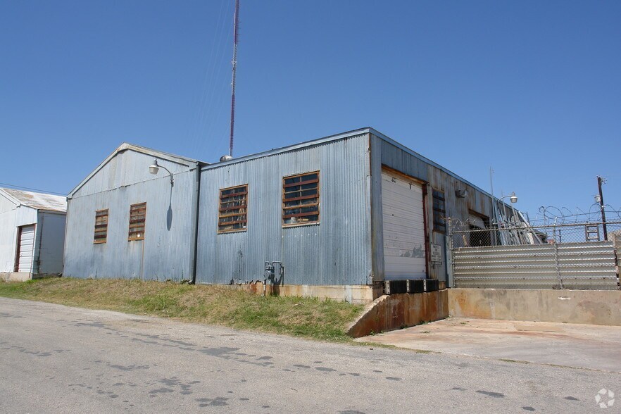 More Photos Of 124 Lombrano St, San Antonio Manufacturing For Lease