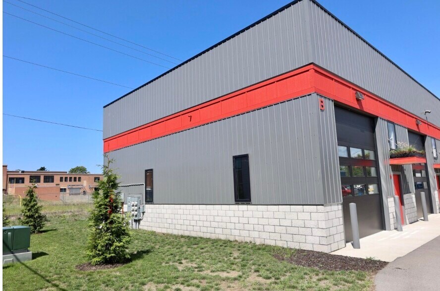 More Photos Of 815 Verhoeks St, Grand Haven Showroom For Sale