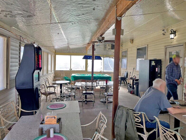 More Photos Of 109 S Maple St, Mulberry Grove Restaurant For Sale