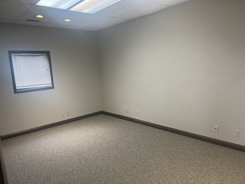 More Photos Of 2 Standen Dr, Hamilton Warehouse For Lease