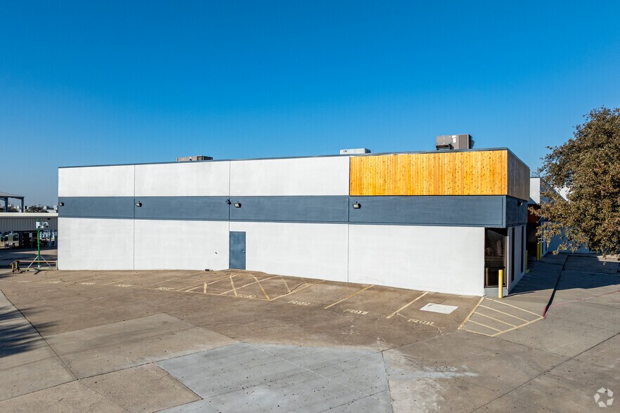 More Photos Of 2500-2536 NE Loop 820, Fort Worth Warehouse For Lease