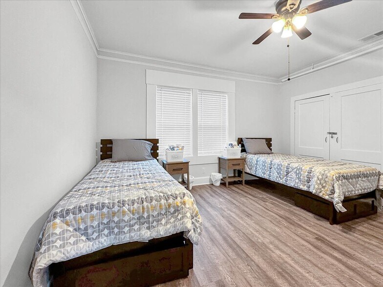 More Photos Of 1007 W Wright St, Pensacola Specialty For Sale