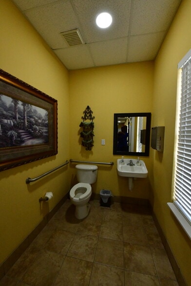 More Photos Of 1315 Providence Rd, Brandon Office Residential For Lease