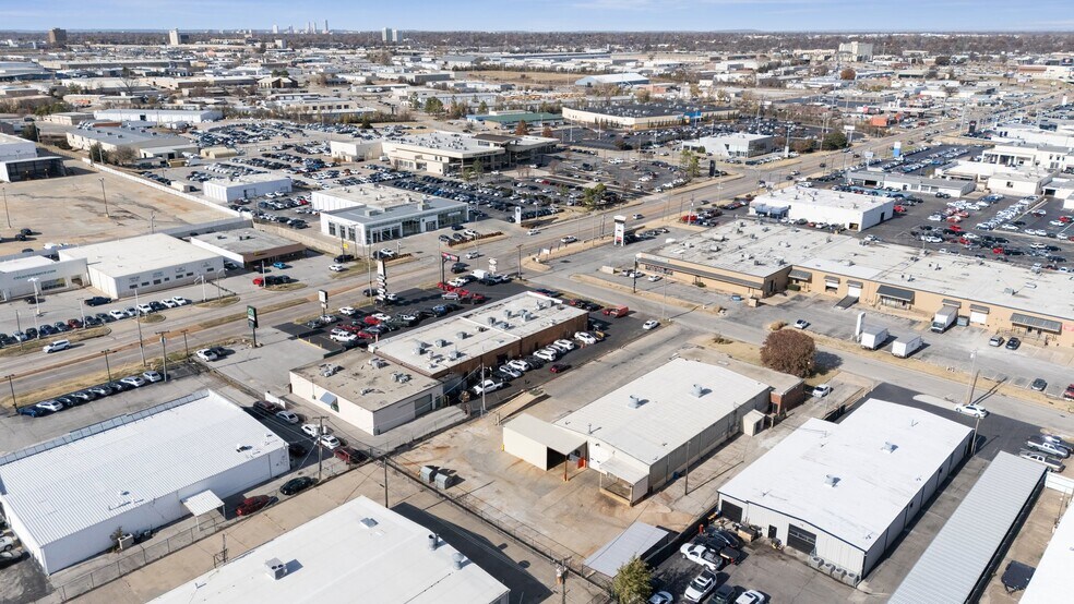 More Photos Of 8118 E 44th St, Tulsa Warehouse For Lease