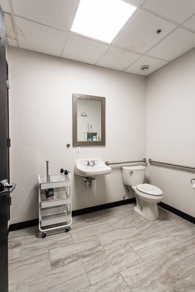 More Photos Of 2362 Russell St, Detroit Storefront Retail Office For Lease