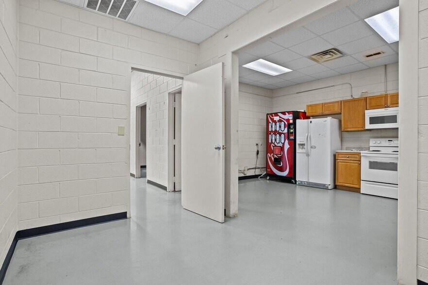 More Photos Of 157 Industrial Dr, King Warehouse For Lease