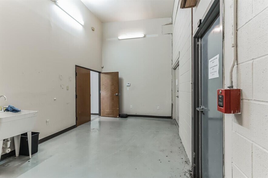 More Photos Of 425 Round Rock West Dr, Round Rock Light Distribution For Lease