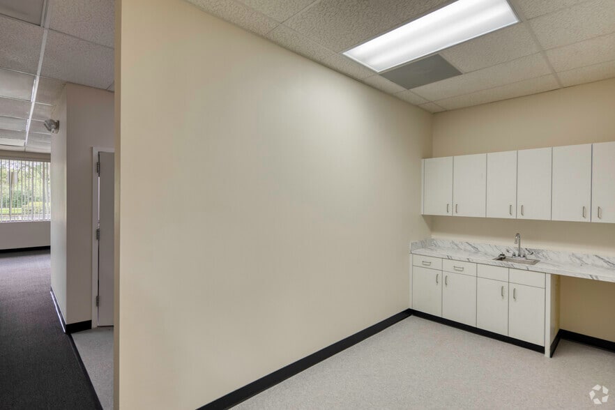 More Photos Of 9412-9424 International Ct N, Saint Petersburg Unknown For Lease