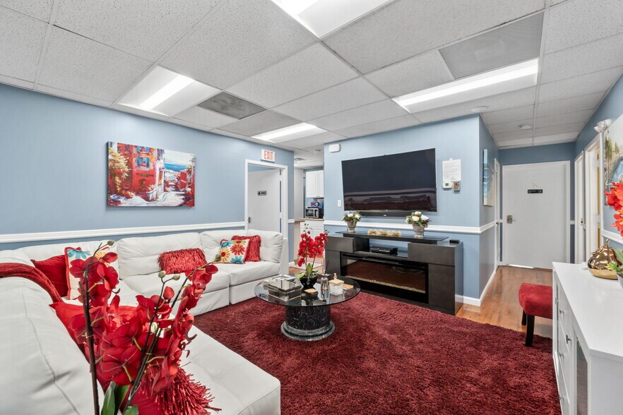 More Photos Of 101 Chestnut St, Gaithersburg Office For Sale