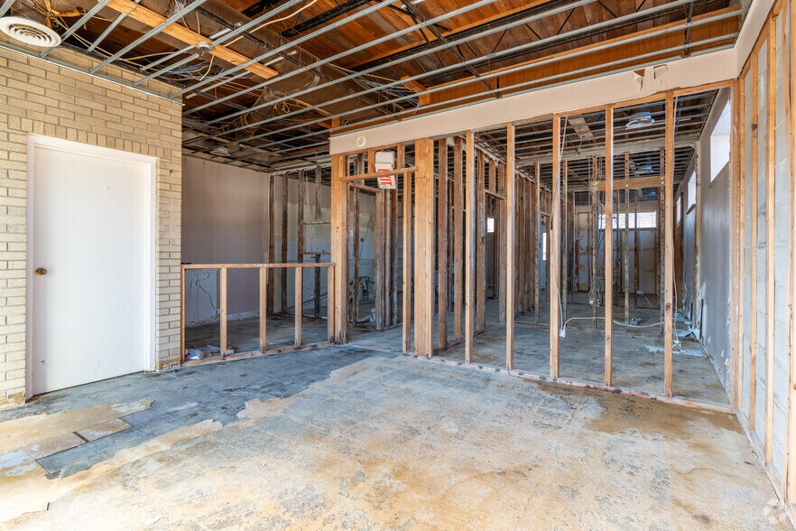 More Photos Of 515 N Monroe St, Litchfield Medical For Sale