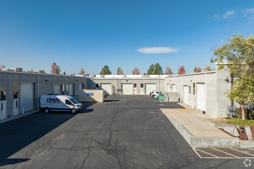 More Photos Of 800 S Industry Way, Meridian Showroom For Lease