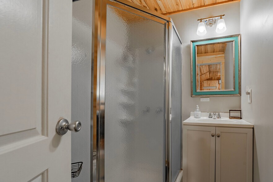 More Photos Of 95 Loma Ln, Fredericksburg Showroom For Sale