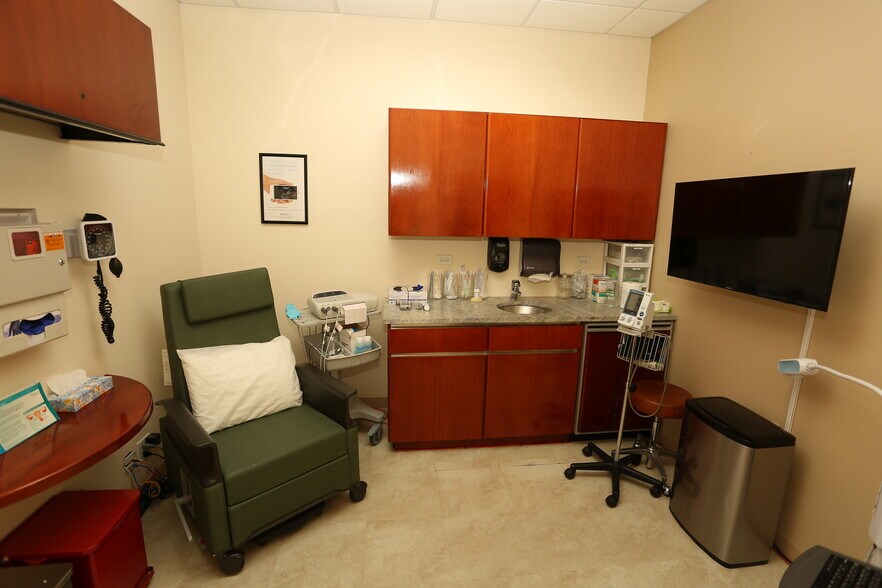 More Photos Of 58 E Walton St, Chicago Storefront Retail Office For Lease