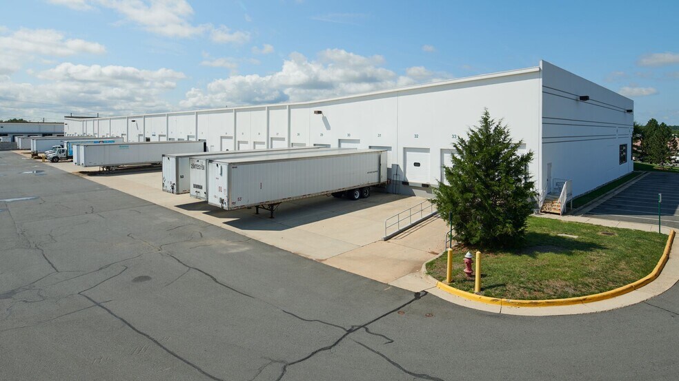 More Photos Of 23700 Pebble Run Pl, Sterling Warehouse For Lease