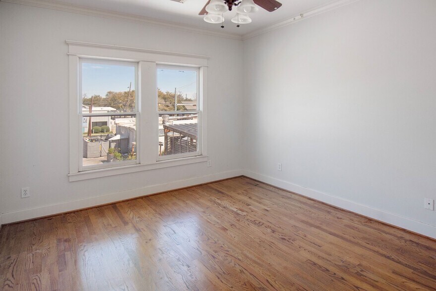 More Photos Of 1333-1335 Yale St, Houston General Retail For Sale