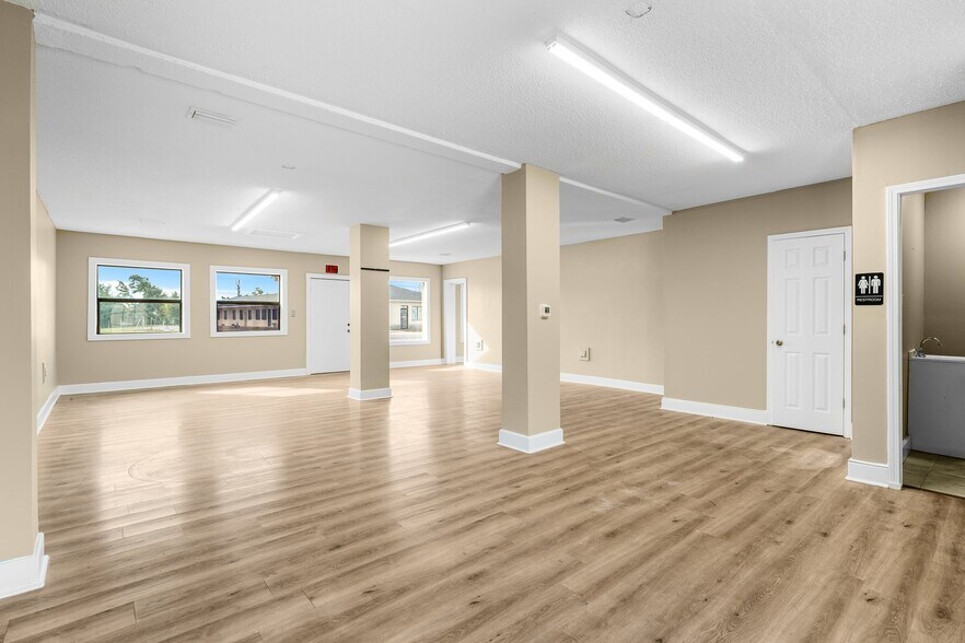More Photos Of 2900 E 5th St, Panama City Restaurant For Sale