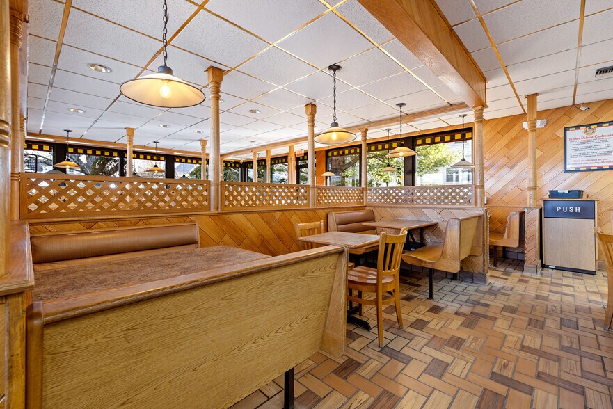 More Photos Of 733 Bedford St, Whitman Restaurant For Sale