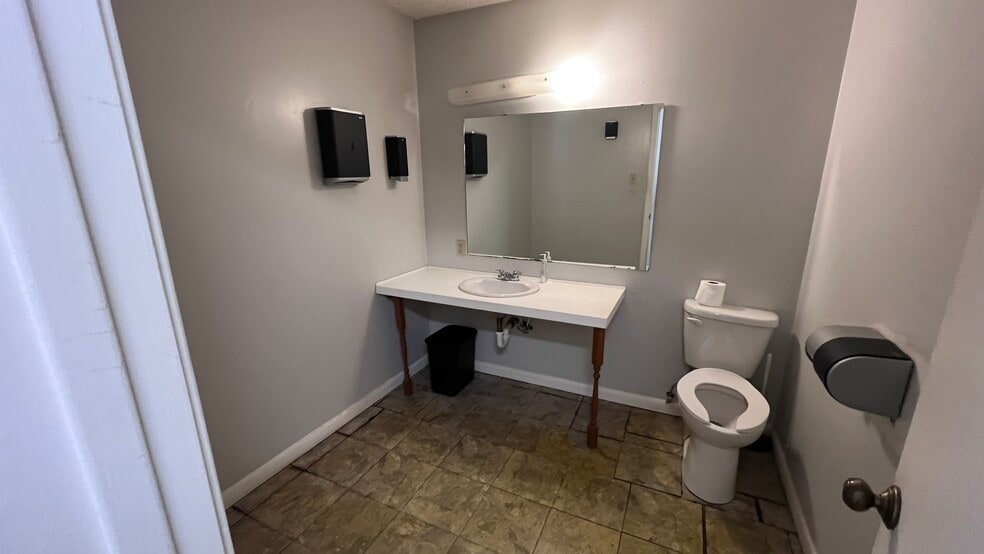 More Photos Of 3419 E Broadway Ave, North Little Rock Service For Lease