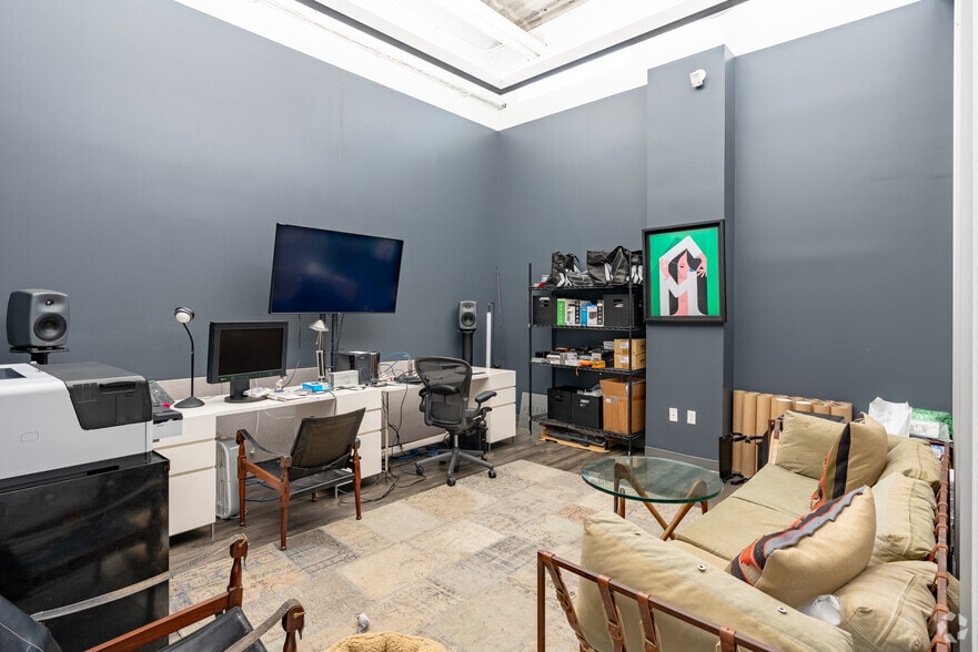 More Photos Of 6565 W Sunset Blvd, Hollywood Office For Lease