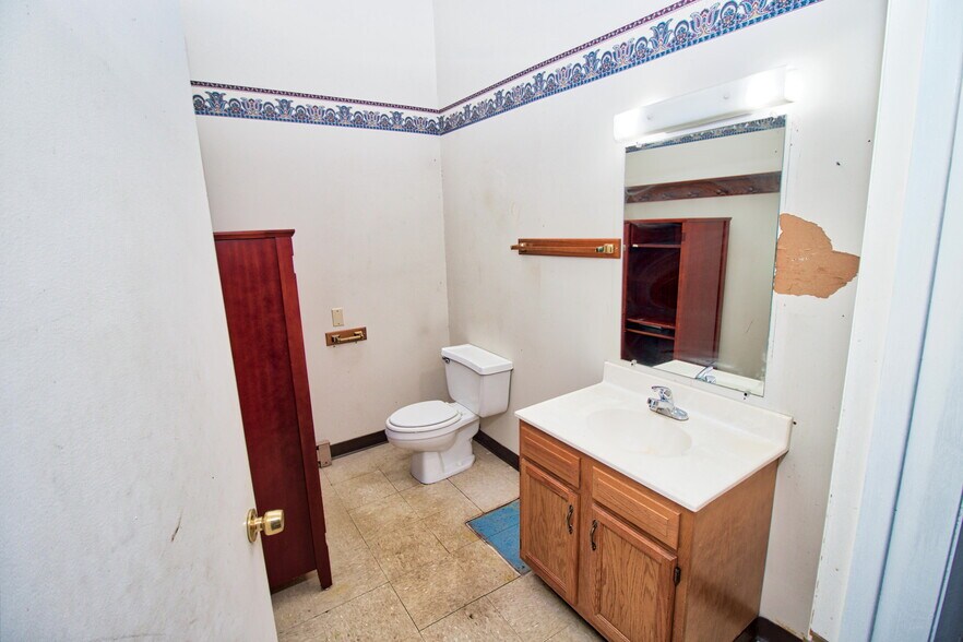 More Photos Of 1575 Thomaston Ave, Waterbury Storefront For Lease
