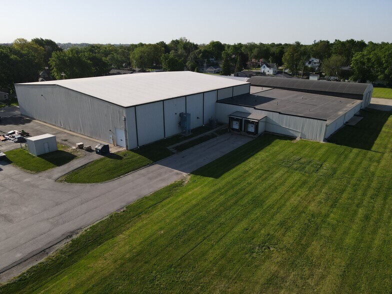 More Photos Of 512 NE Main St, Grimes Distribution For Sale