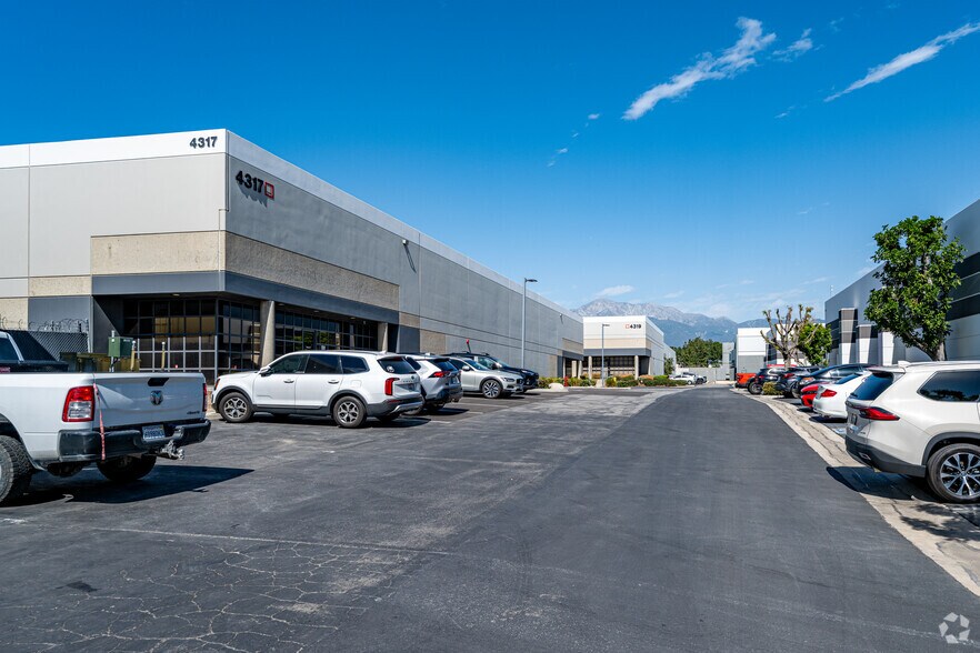 More Photos Of 4317 E Santa Ana St, Ontario Warehouse For Lease