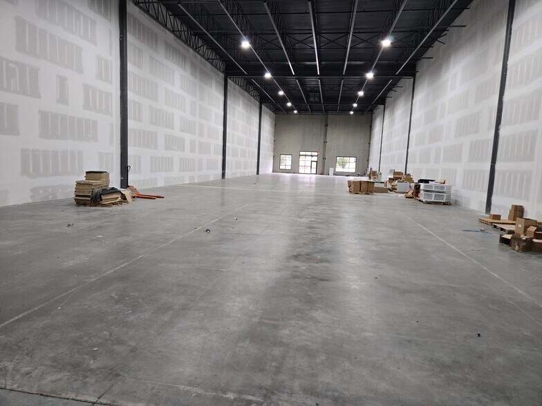 More Photos Of 2884-2900 NE Independence Ave, Lee's Summit Showroom For Lease