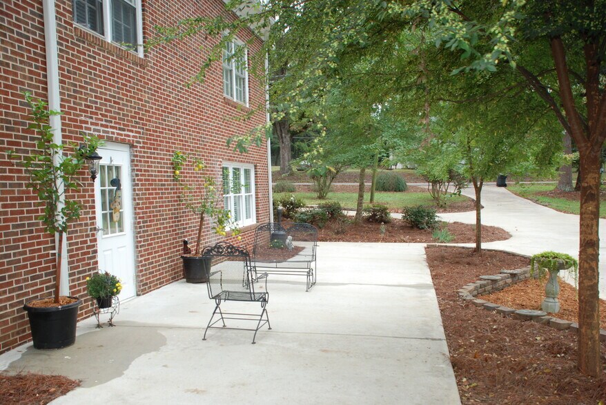 More Photos Of 173 S Lee St, Forsyth Assisted Living For Lease