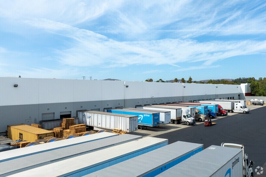 More Photos Of 14035-14045 Pipeline Ave, Chino Warehouse For Lease