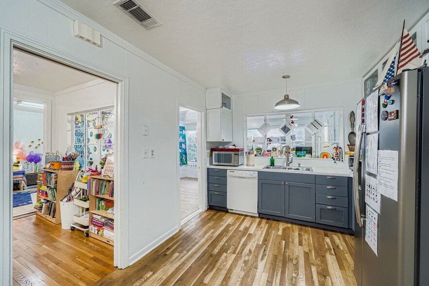 More Photos Of 405 W Main St, Round Rock Daycare Center For Lease