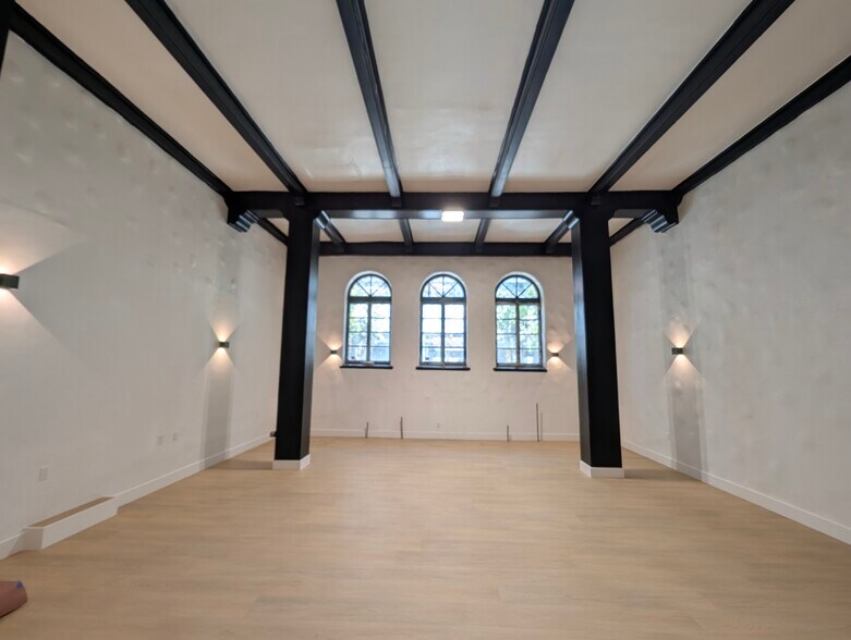 More Photos Of 1861 Whitley Ave, Los Angeles Apartments For Lease