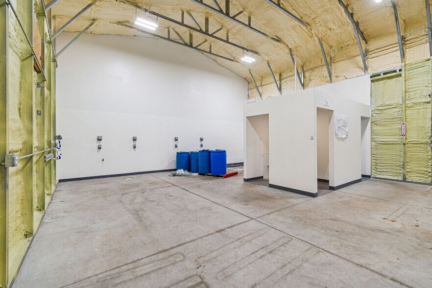 More Photos Of 2820 N 34th St, Tampa Warehouse For Lease