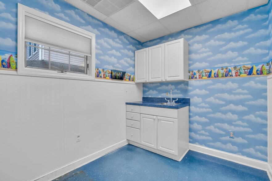 More Photos Of 613 Warren Ave, Spring Lake Office For Sale