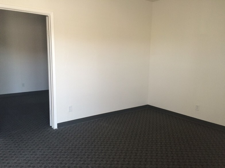 More Photos Of 10443 N Cave Creek Rd, Phoenix Research And Development For Lease