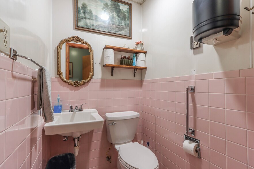 More Photos Of 109 W Lake St, Waupaca Healthcare For Sale